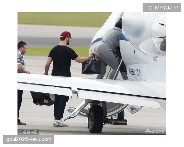 小威退役后晒出的日常：凌晨四点陪娃练琴，顺手给自己订了架私人飞机